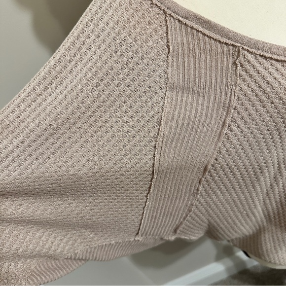Free People Santa Clara Blush waffle knit exposed seams batwing top.SZ:Small EUC - Picture 3 of 6